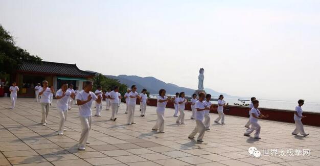 来自全国各地的千名太极爱好者在南山景区观海平台演练太极拳