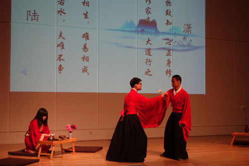 北大学生展现“新六艺”之太极推手