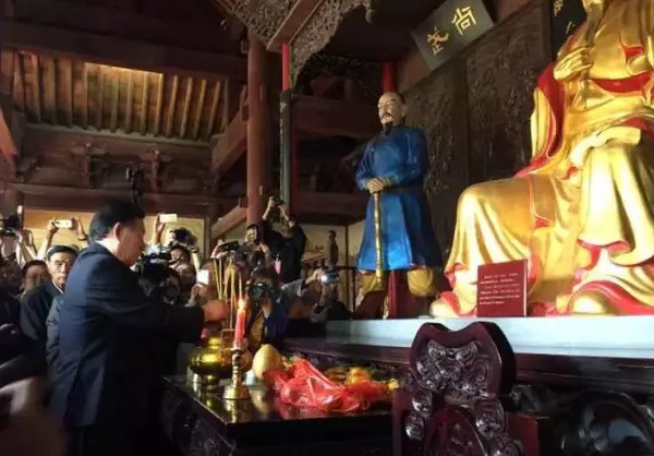 陈小旺在拜师仪式中向先辈上香