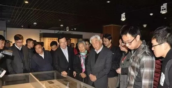 原中国书法家协会主席张海等观看王家新临摹展