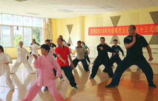 杨合发先生进行太极拳教学