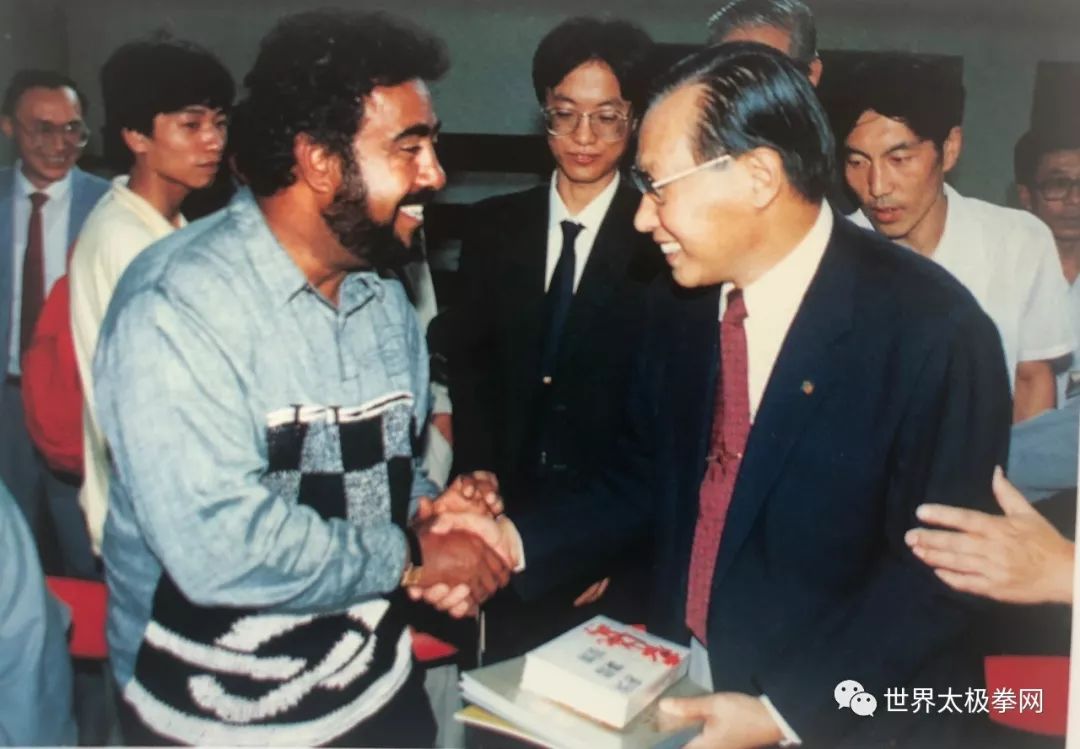 1990年向亚奥理事会主席法赫德亲王赠送图书